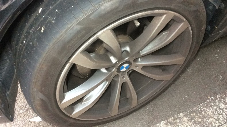 タイヤホイール前