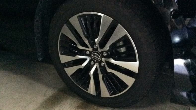 タイヤホイール前