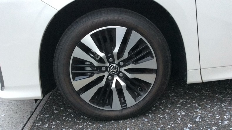 タイヤホイール前