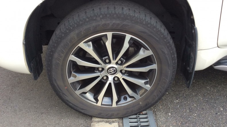 タイヤホイール前