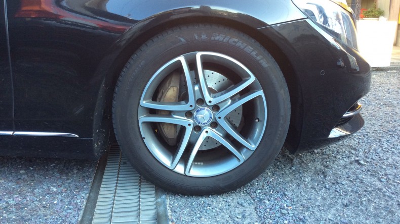 タイヤホイール前