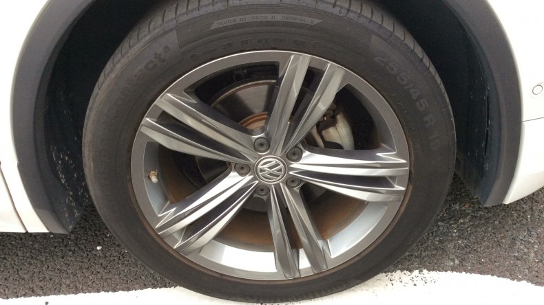 タイヤホイール前