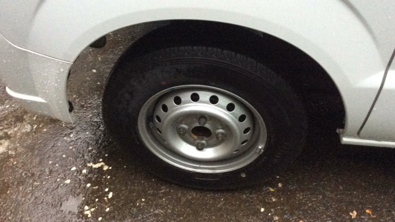 タイヤホイール前