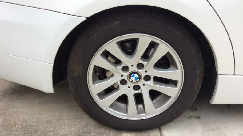 タイヤホイール前