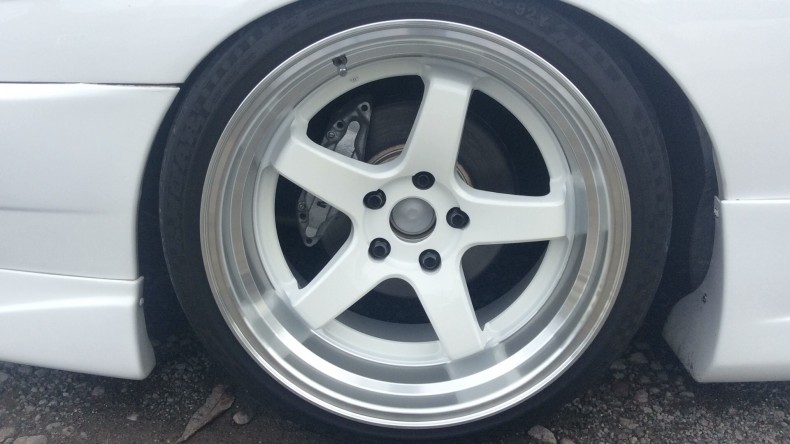 タイヤホイール前