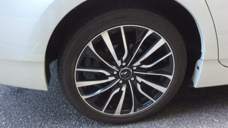 タイヤホイール前