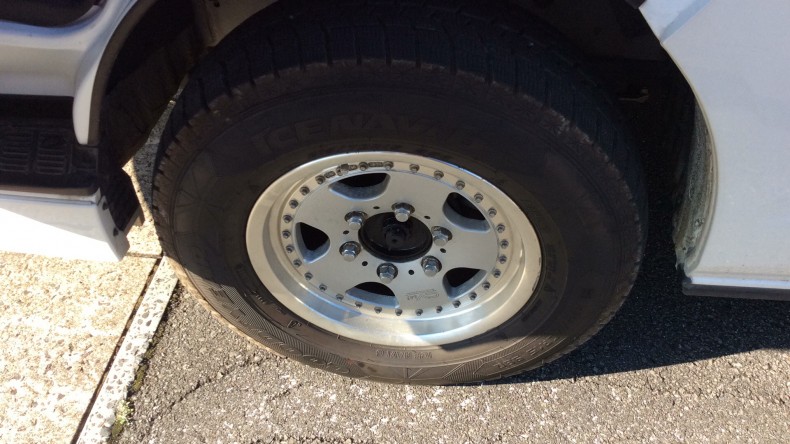 タイヤホイール前