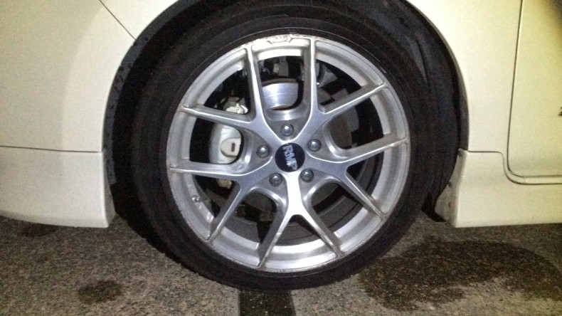 タイヤホイール前