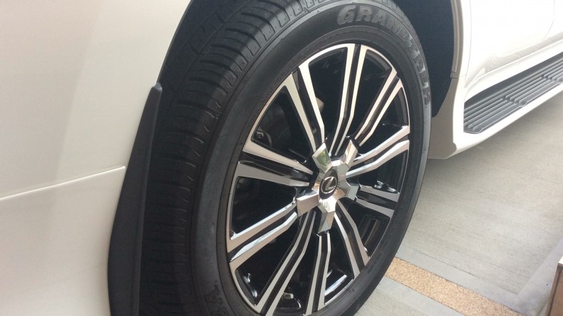 タイヤホイール前