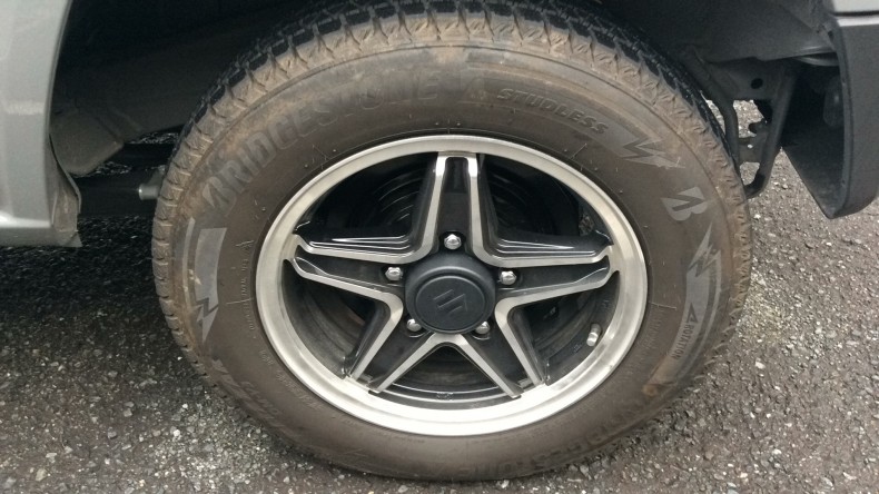 タイヤホイール前