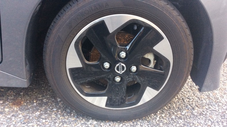 タイヤホイール前