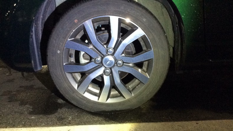 タイヤホイール前