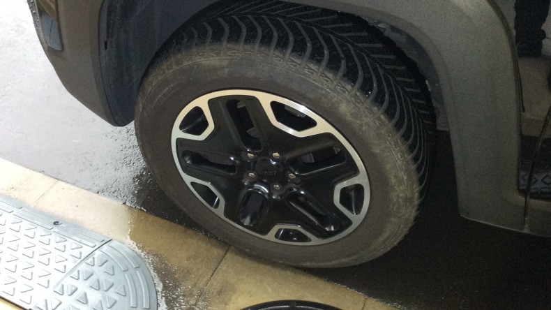 タイヤホイール前