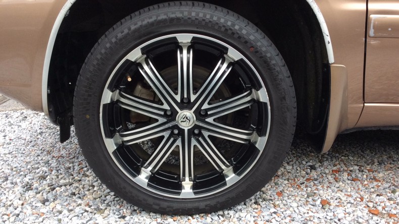 タイヤホイール前