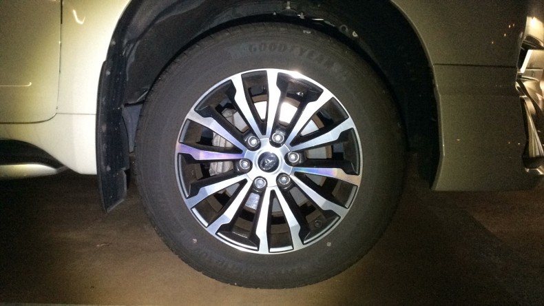 タイヤホイール前