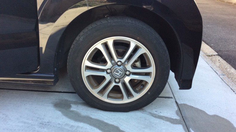 タイヤホイール前