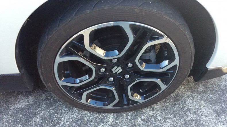 タイヤホイール前