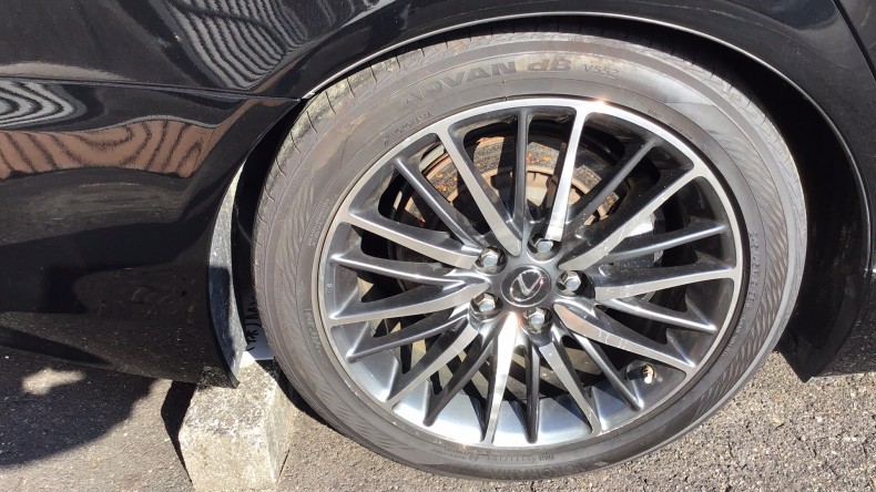 タイヤホイール前