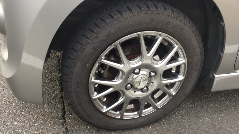 タイヤホイール前