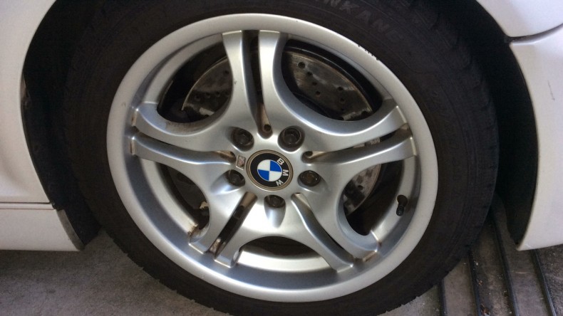 タイヤホイール前