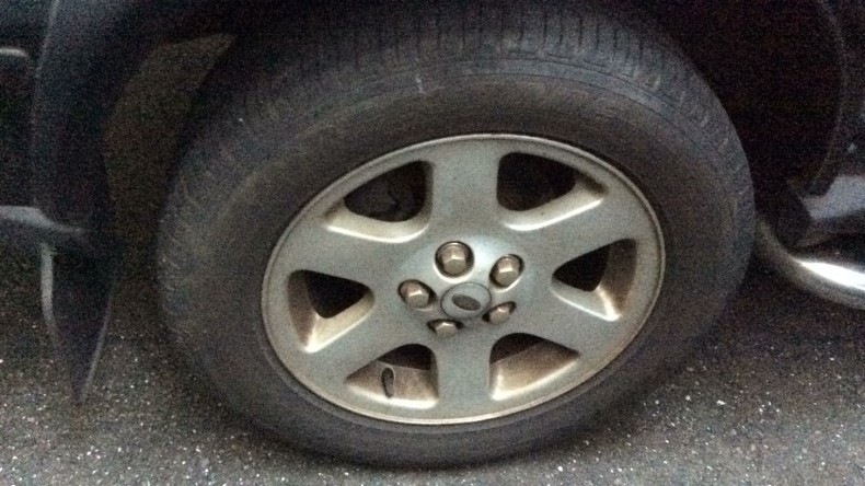 タイヤホイール前