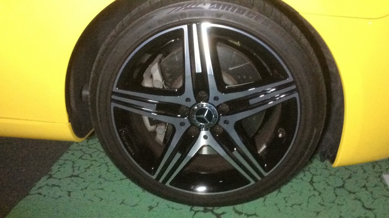 タイヤホイール前