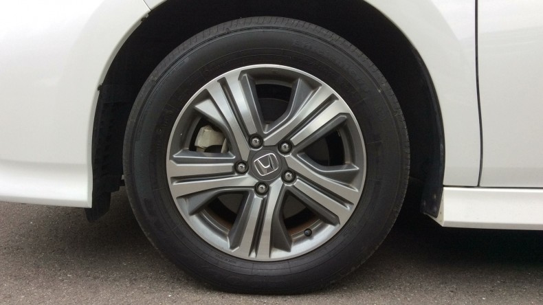 タイヤホイール前