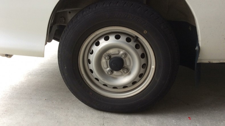 タイヤホイール前