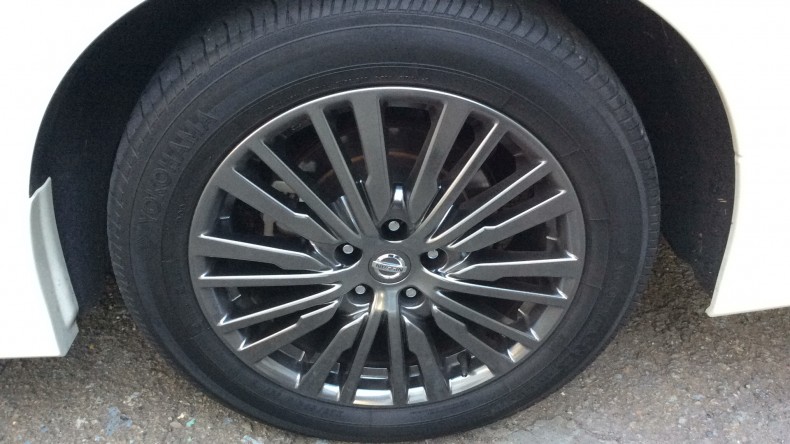 タイヤホイール前