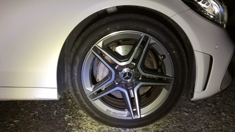 タイヤホイール前