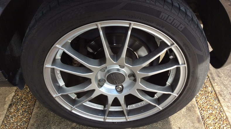 タイヤホイール前