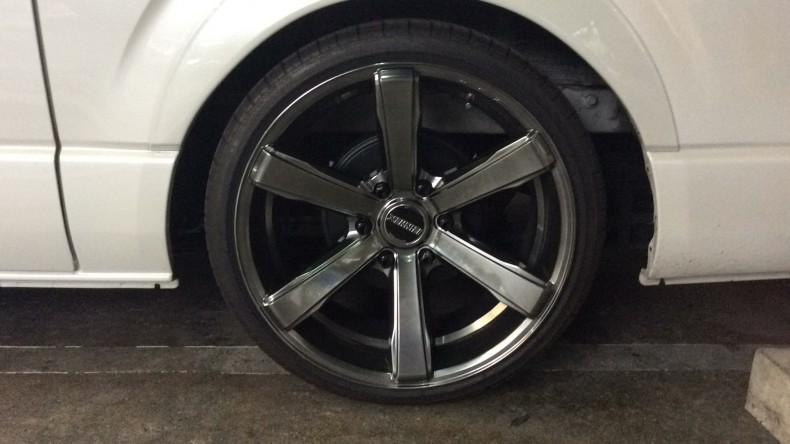 タイヤホイール前