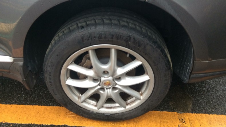 タイヤホイール前