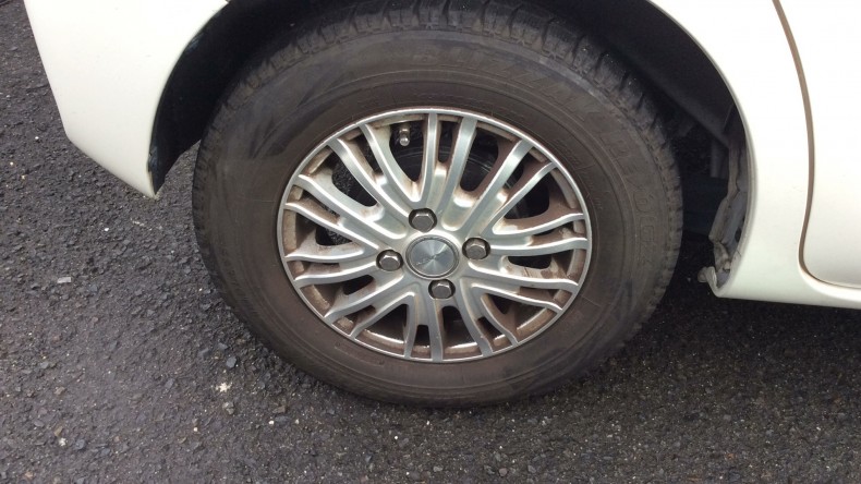 タイヤホイール前