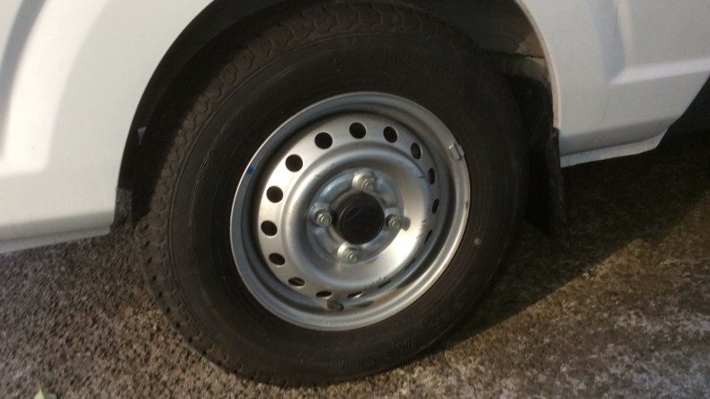 タイヤホイール前