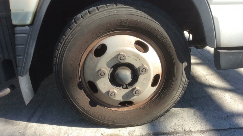 タイヤホイール前