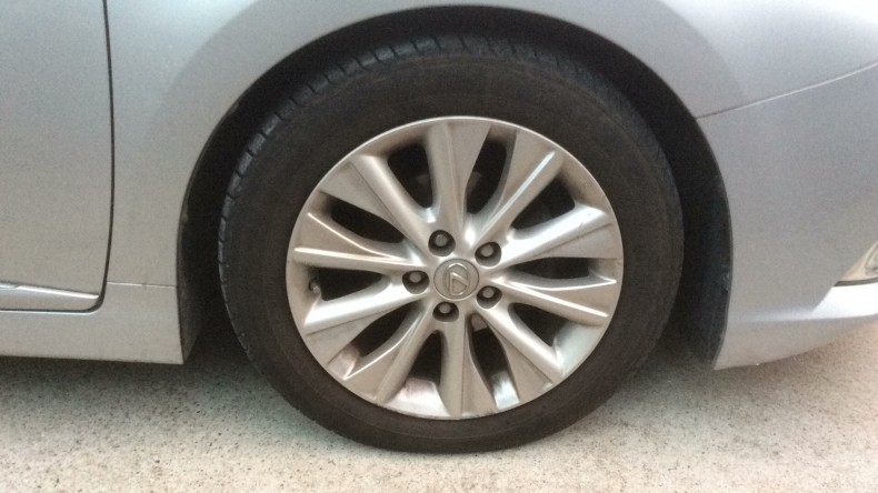 タイヤホイール前