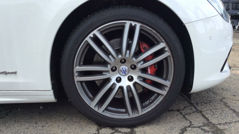 タイヤホイール前