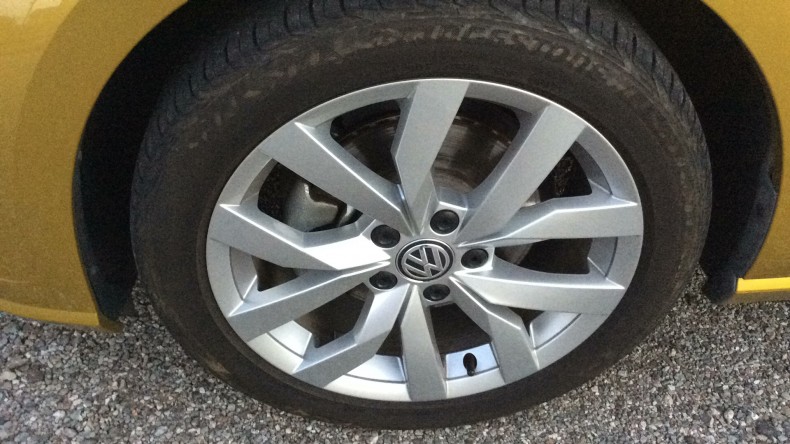 タイヤホイール前