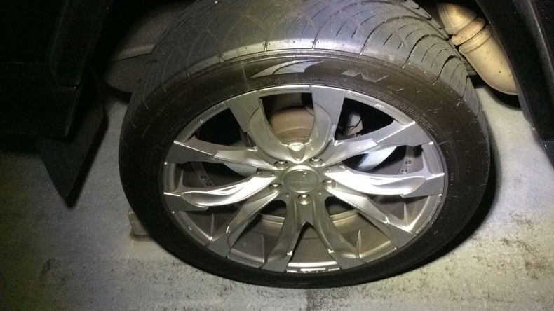 タイヤホイール前