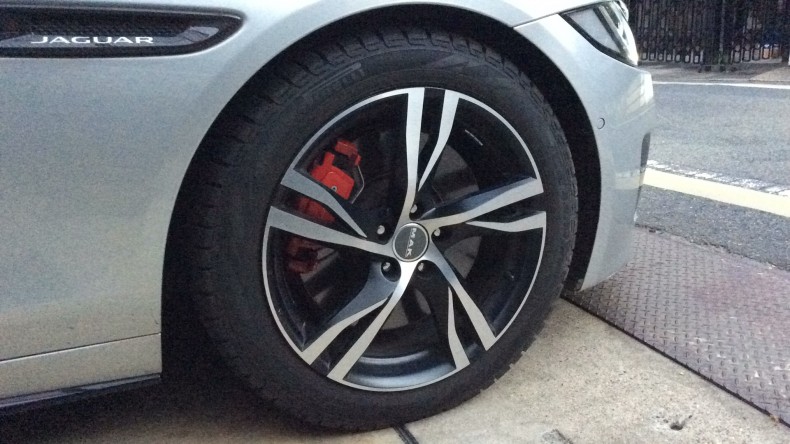 タイヤホイール前