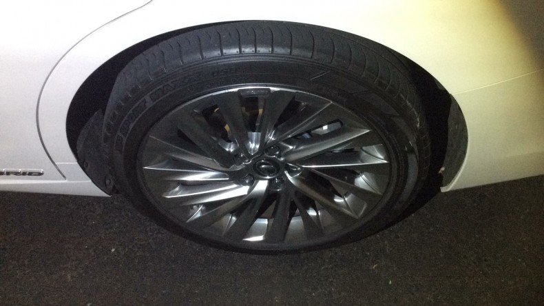 タイヤホイール前