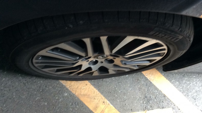 タイヤホイール前