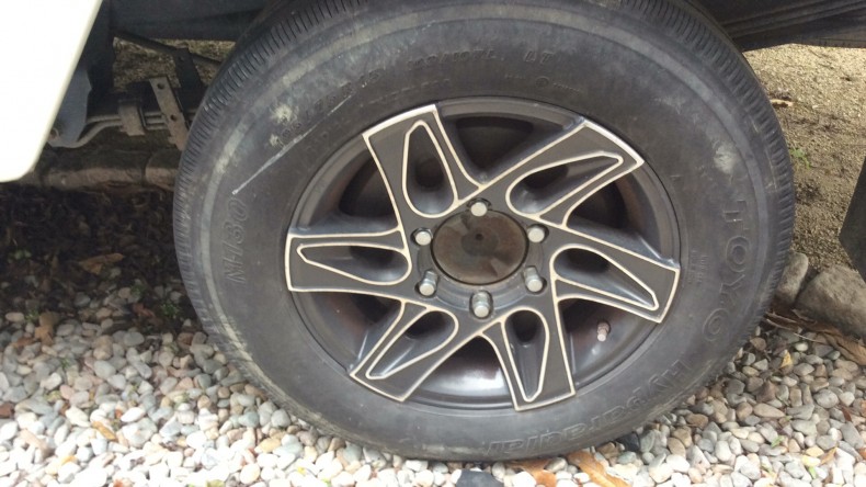 タイヤホイール前