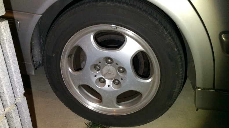 タイヤホイール前