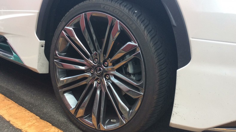 タイヤホイール前