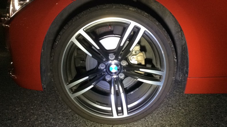 タイヤホイール前