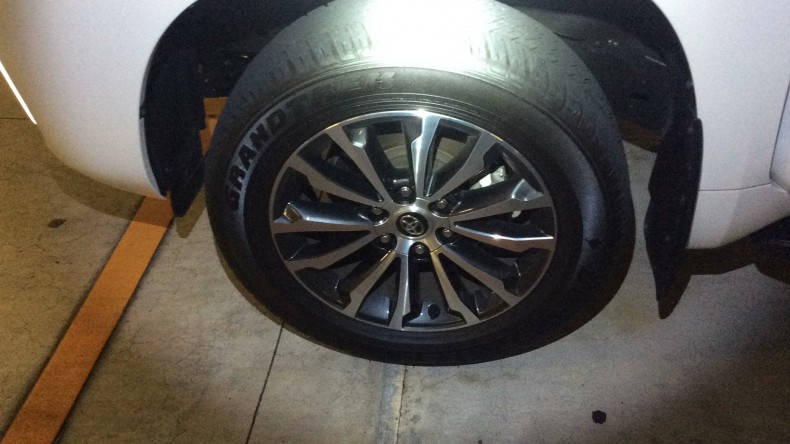 タイヤホイール前