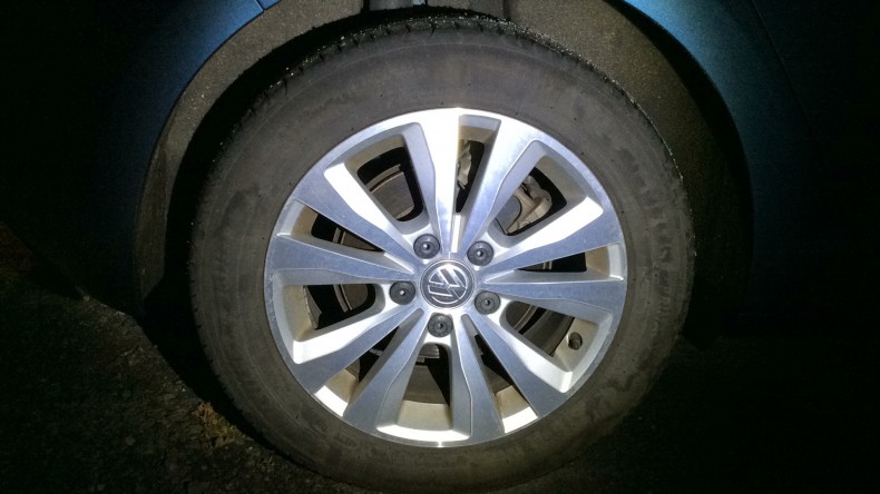 タイヤホイール前