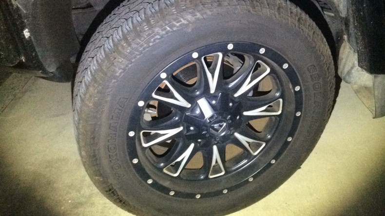 タイヤホイール前